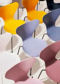 3107 Serie 7 stol i farvet ask af Arne Jacobsen