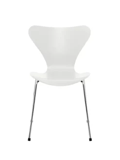 3107 Serie 7 stol i farvet ask af Arne Jacobsen