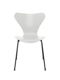 3107 Serie 7 stol i farvet ask af Arne Jacobsen