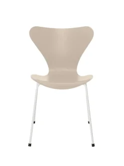 3107 Serie 7 stol i farvet ask af Arne Jacobsen