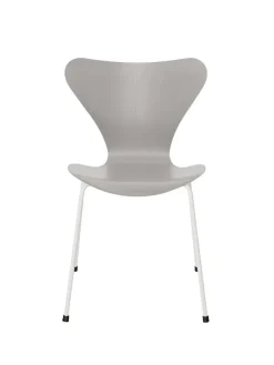 3107 Serie 7 stol i farvet ask af Arne Jacobsen