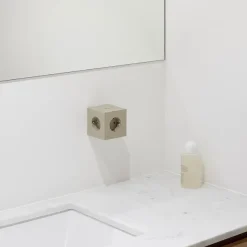 Square 2 Stikdåse med USB, beige fra Avolt