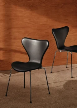 3107 stol, fuldpolstret Essential læder sort / krom stel af Arne Jacobsen