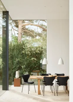 3107 stol, fuldpolstret Essential læder sort/sort stel af Arne Jacobsen