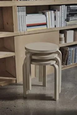 Stool 60, lakeret birk fra Artek
