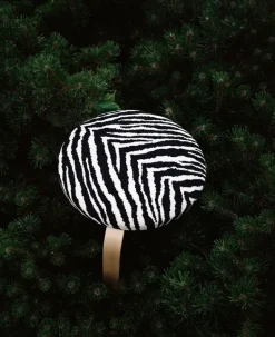 Stool 60, zebra fabric fra Artek