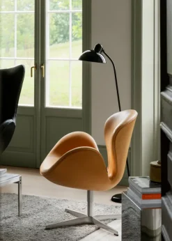 3320 Svanen i læder af Arne Jacobsen