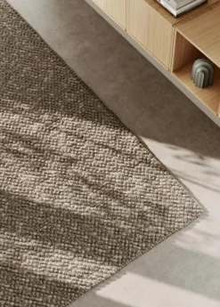 Tact Rug, dark grey fra Woud