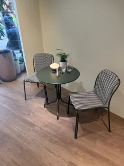 Thorvald cafésæt i Bronze Green med 1 bord og 2 stole inkl. hynder fra &Tradition