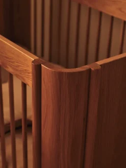 Tilu Baby Cot tremmeseng, olieret eg fra Ferm Living