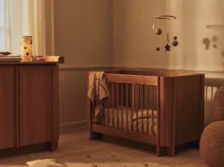 Tilu Baby Cot tremmeseng, olieret eg fra Ferm Living