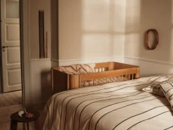Tilu Baby Cot tremmeseng, olieret eg fra Ferm Living