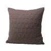 Trapez Pude 50x50 i earth brown af Arne Jacobsen