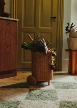 Tukki Trolley – naturlig rattan vogn fra Ferm Living