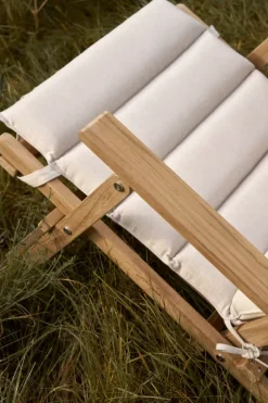 Udendørs loungesæt i teak med 1 BM5868 sidebord og 2 BM5568 Dækstole inkl. hynder fra Carl Hansen & Søn
