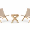 Udendørs loungesæt i teak med 1 BM5868 sidebord og 2 Cuba Outdoor stole i Sesame fra Carl Hansen & Søn
