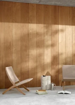 Udendørs loungesæt i teak med 1 BM5868 sidebord og 2 Cuba Outdoor stole i Sesame fra Carl Hansen & Søn
