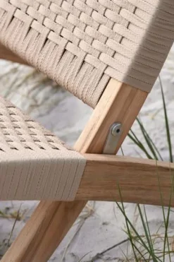 Udendørs loungesæt i teak med 1 BM5868 sidebord og 2 Cuba Outdoor stole i Sesame fra Carl Hansen & Søn