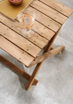Udendørs loungesæt i teak med 1 BM5868 sidebord og 2 Cuba Outdoor stole i Sesame fra Carl Hansen & Søn