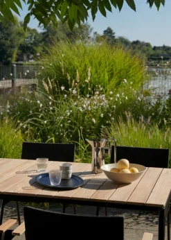 Ville havemøbelsæt i Teak & Warm Black med 1 bord og 4 stole fra &Tradition