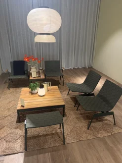 Ville loungesæt i Teak & Bronze Green med 1 loungebord, 1 skammel og 2 stole fra &Tradition