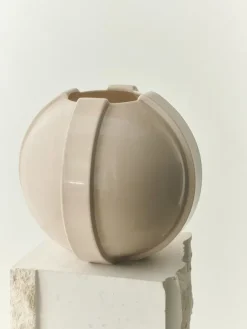 Vinci Vase 02, ivory fra Louise Roe