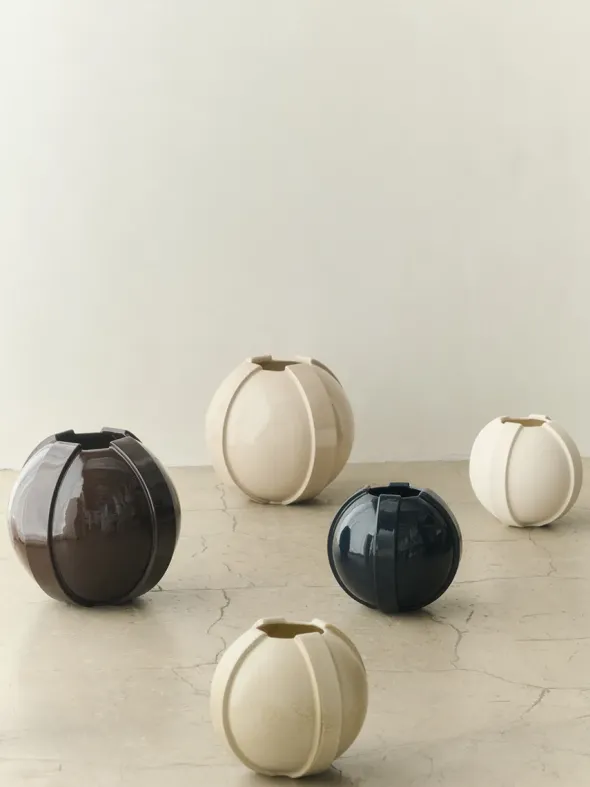 Vinci Vase 01, raw white fra Louise Roe
