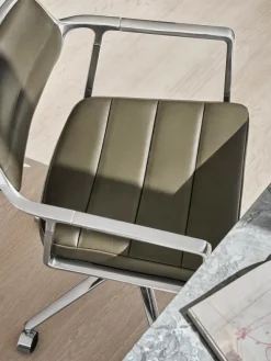 VIPP453 Swivel+ Chair, bosco grøn læder fra Vipp