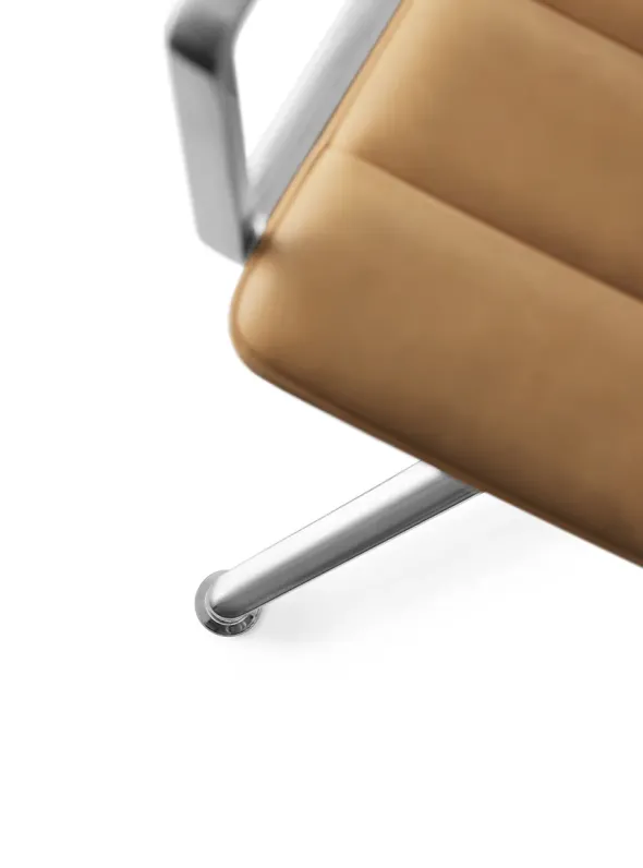 VIPP452 Swivel Chair, camel læder fra Vipp