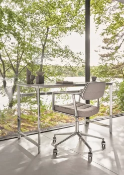 VIPP453 Swivel+ Chair, dark sand tekstil fra Vipp