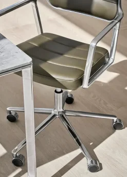 VIPP453 Swivel+ Chair m/hjul, bosco grøn læder fra Vipp