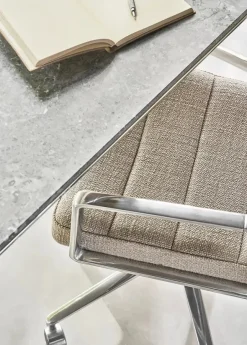 VIPP453 Swivel+ Chair m/hjul, dark sand tekstil fra Vipp