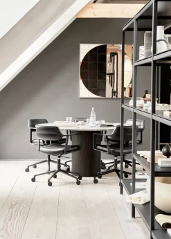 VIPP453 Swivel+ Chair m/hjul, sort læder fra Vipp