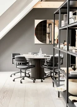 VIPP453 Swivel+ Chair m/sort stel & hjul, sort læder fra Vipp
