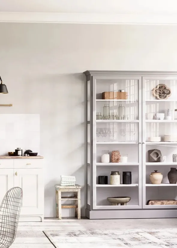 Vitrineskab Classic V2, lys grå fra Lindebjerg Design