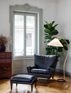 V11 Ottoman, smooth leather coffee fra GUBI
