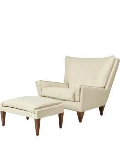 V11 Ottoman, smooth leather cream fra GUBI