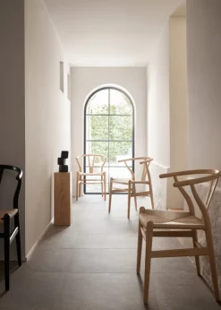Y-stol CH24, Eg hvidolie af Hans J. Wegner