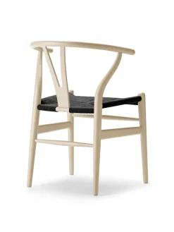 Y-stol CH24 Soft Barley med sort flet af Hans J. Wegner