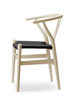 Y-stol CH24 Soft Barley med sort flet af Hans J. Wegner