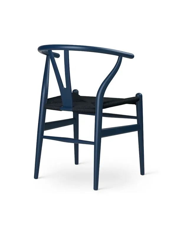 Y-stol CH24 Soft Blue med sort flet af Hans J. Wegner