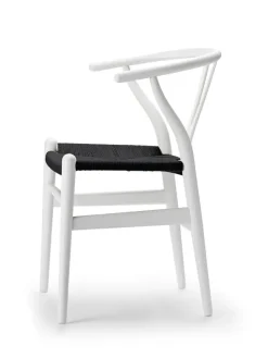Y-stol CH24 Soft Natural White med sort flet af Hans J. Wegner