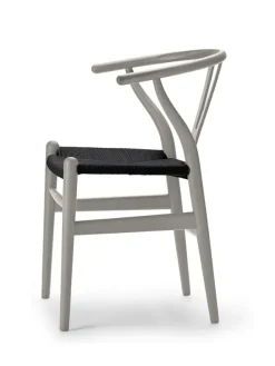 Y-stol CH24 Soft Silver Grey med sort flet af Hans J. Wegner